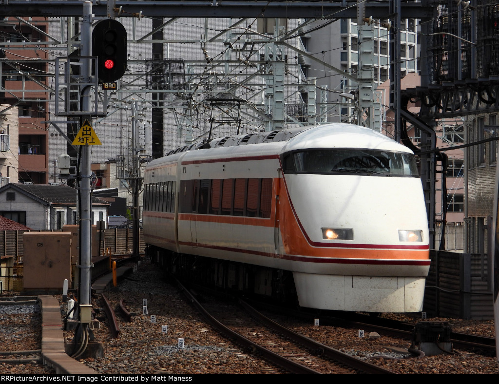 Spacia entering Tokyo